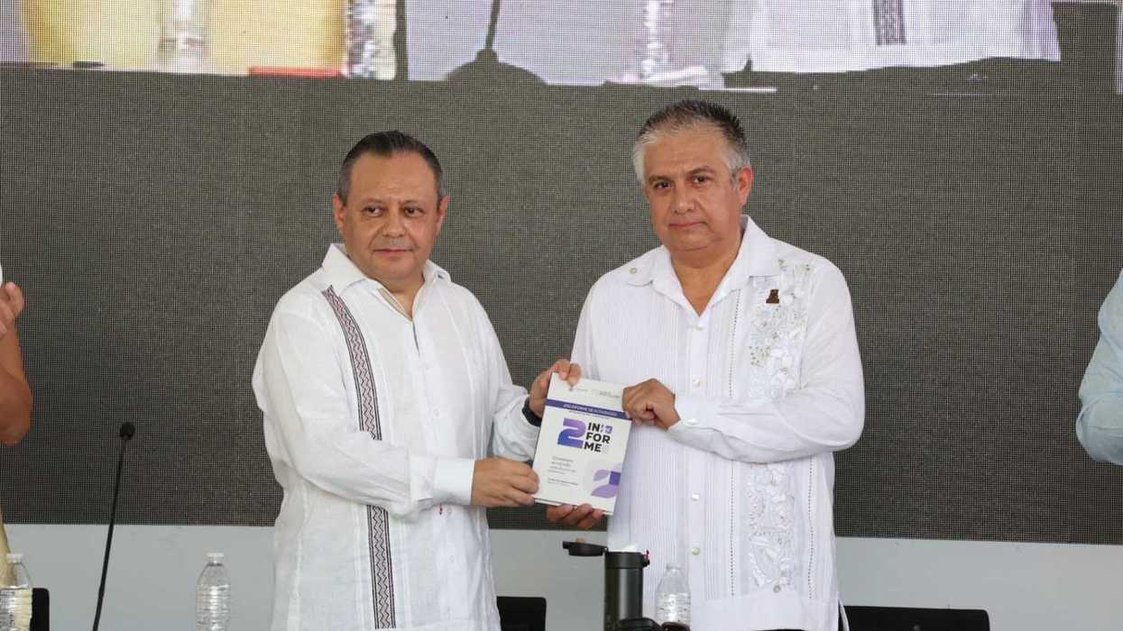 Seis integrantes del presídium de pie frente a una pantalla y las banderas de México y Querétaro durante la sesión solemne del Informe 2025-2026 del Poder Judicial de Querétaro.