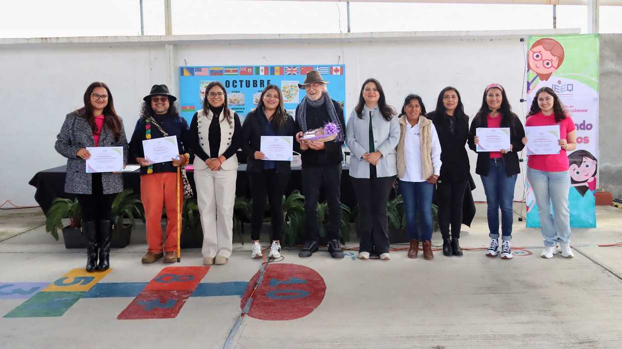 Seis personas en la mesa de la presentación del cuaderno para colorear en otomí del IEEQ, en Amealco