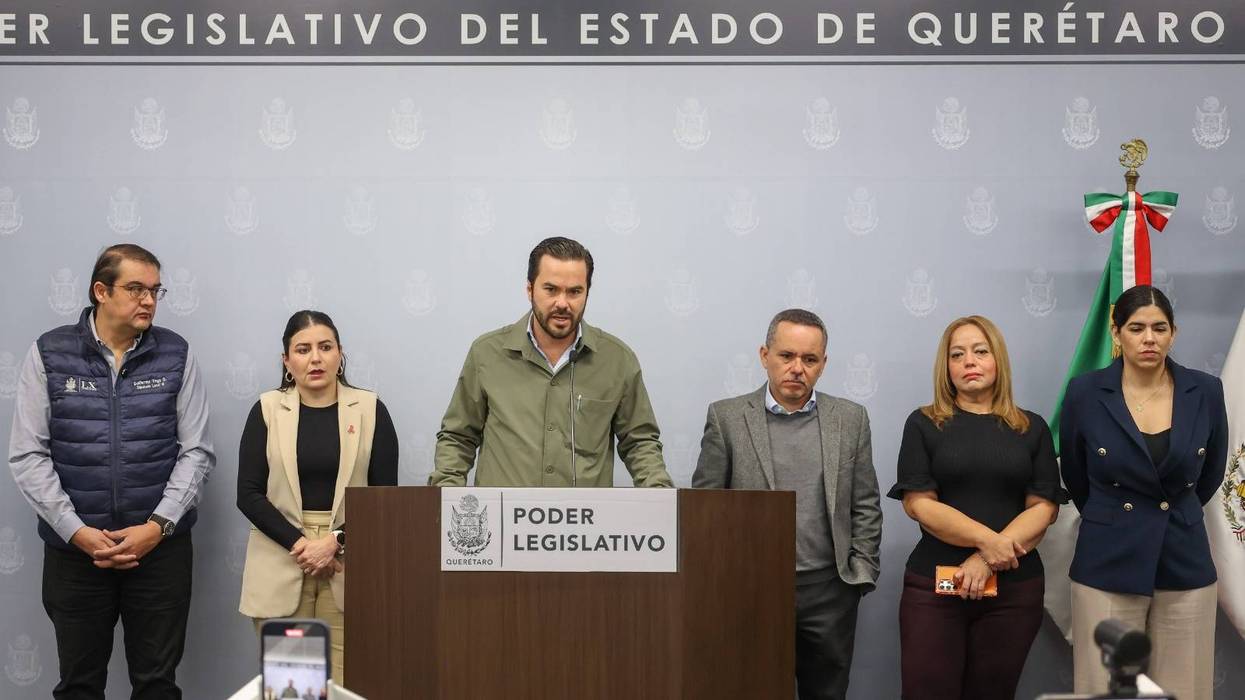 Seis personas posan con el convenio de la ESFE y la Comisión de Planeación y Presupuesto de la Legislatura de Querétaro