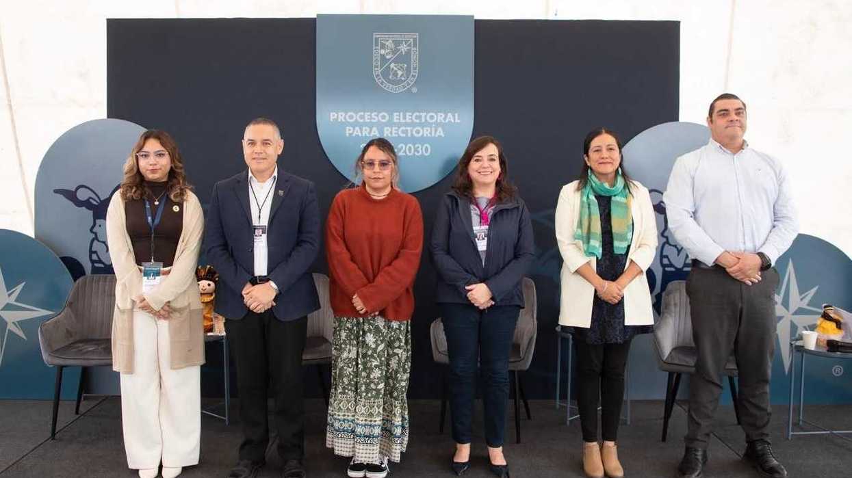 Seis personas posan frente a un fondo con el escudo de la UAQ y el texto Proceso Electoral para Rectoría