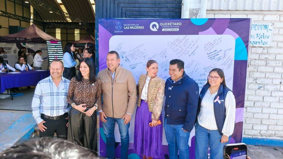 Seis personas posan frente a un tablero con mensajes de apoyo a emprendedoras en la feria de San Juan del R\u00edo