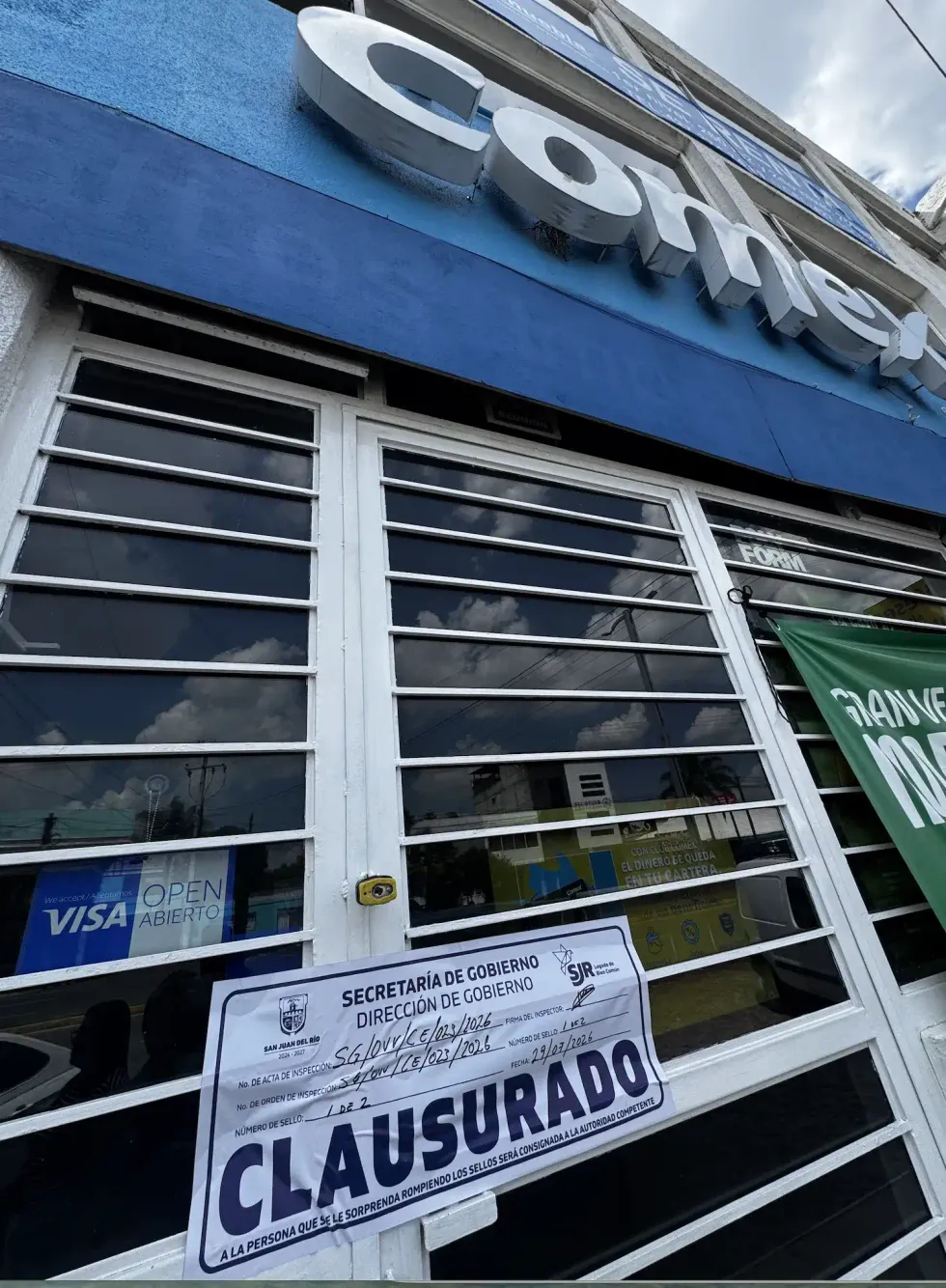 Sello de clausura de la Secretar\u00eda de Gobierno de San Juan del R\u00edo colocado en la puerta de una tienda Comex sobre Avenida Constituyentes el 29 de julio de 2026