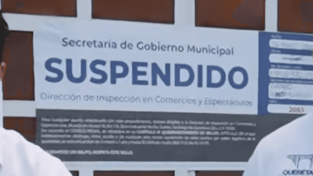 Sello de suspensión colocado por la Secretaría de Gobierno Municipal en un punto de venta inmobiliaria.