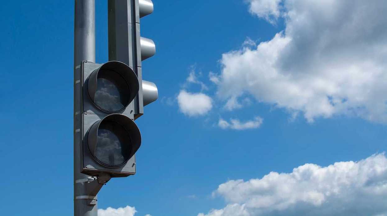 Semáforo apagado en crucero de Querétaro por falla eléctrica de CFE que afecta la circulación vehicular