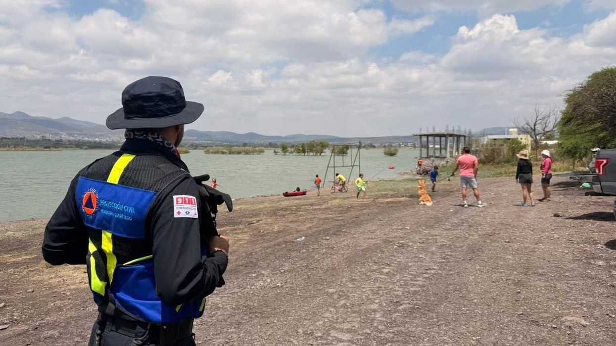 Semana Santa Querétaro: familias en cuerpo de agua vigilado por Protección Civil municipal durante operativo vacacional