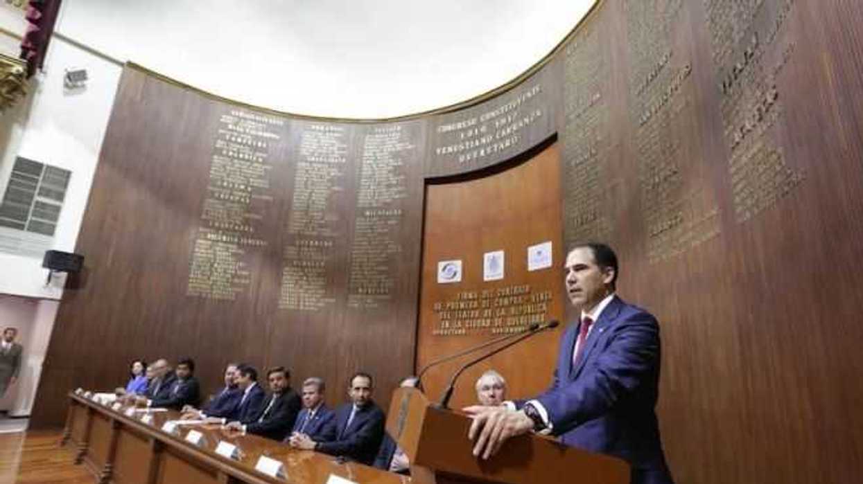 senado-formaliza-compra-del-teatro-la-republica