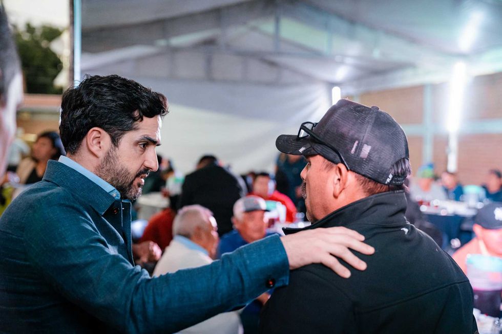 Senador Agust\u00edn Dorantes durante gira de trabajo en San Juan del R\u00edo atendiendo a comerciantes y delegados