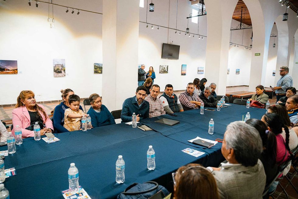 Senador Agust\u00edn Dorantes durante gira de trabajo en San Juan del R\u00edo atendiendo a comerciantes y delegados