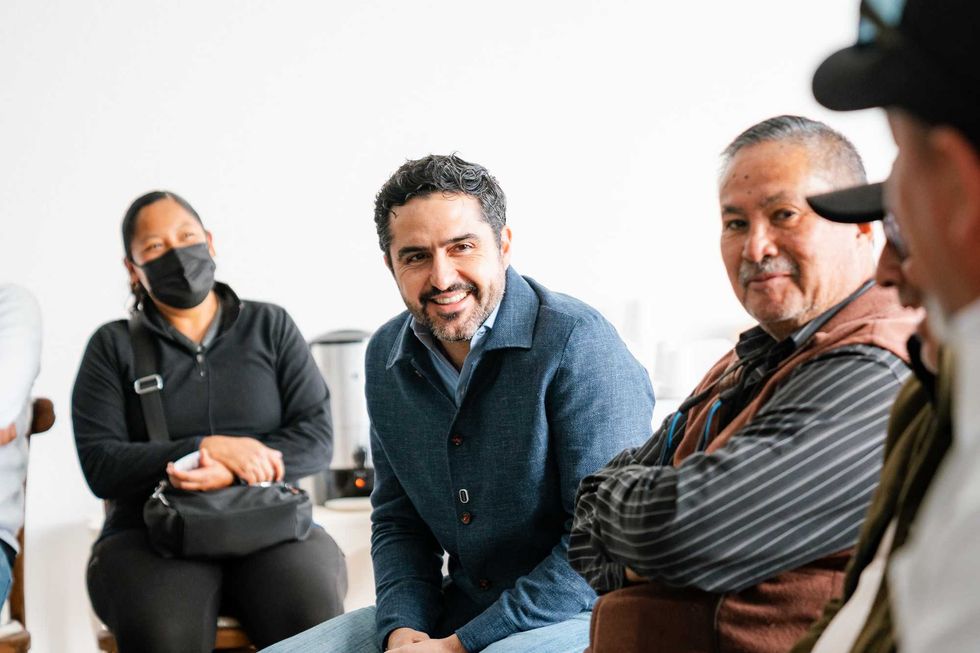 Senador Agust\u00edn Dorantes durante gira de trabajo en San Juan del R\u00edo atendiendo a comerciantes y delegados