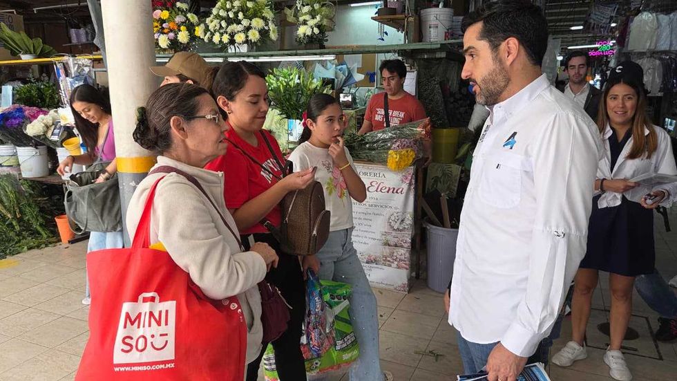 Senador Agust\u00edn Dorantes L\u00e1mbarri conversa con visitantes en el interior del mercado de Quer\u00e9taro durante su recorrido de Segundo Informe Legislativo 2026