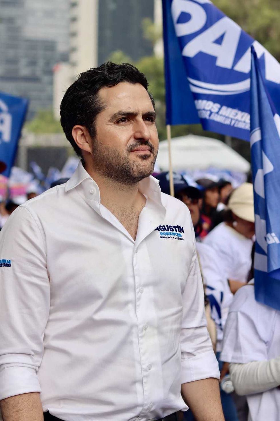 Senador Agust\u00edn Dorantes L\u00e1mbarri durante acto del PAN con banderas azules al fondo, agosto de 2026.