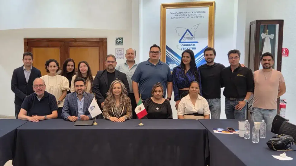 senador Agust\u00edn Dorantes posa junto a integrantes del Consejo de la CANACO Servytur San Juan del R\u00edo al t\u00e9rmino de la junta de julio de 2026