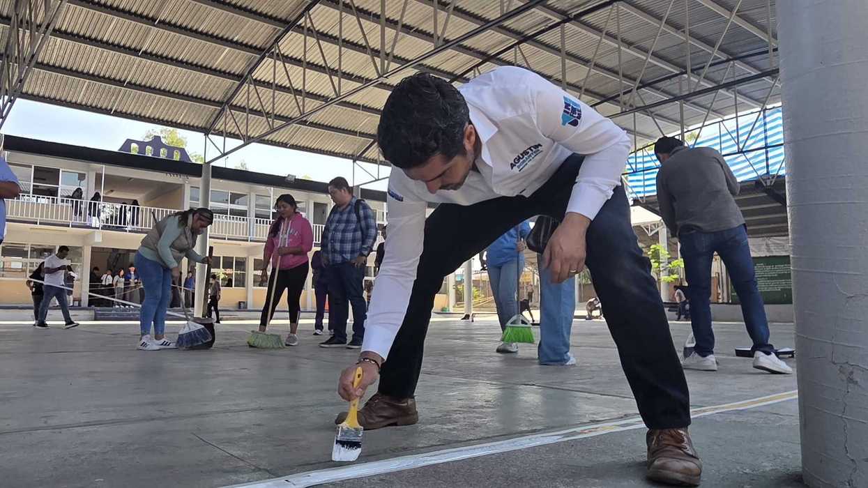 Senador Agustín Dorantes acompañado de comunidad escolar en jornada de canchas de la secundaria Reyes Heroles San Juan del Río