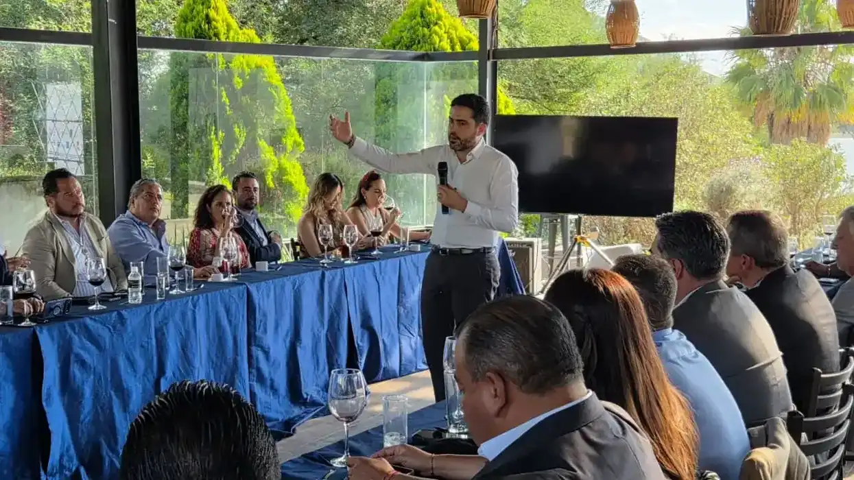 Senador Agustín Dorantes dirigiéndose a integrantes de Skål International Querétaro durante reunión de trabajo