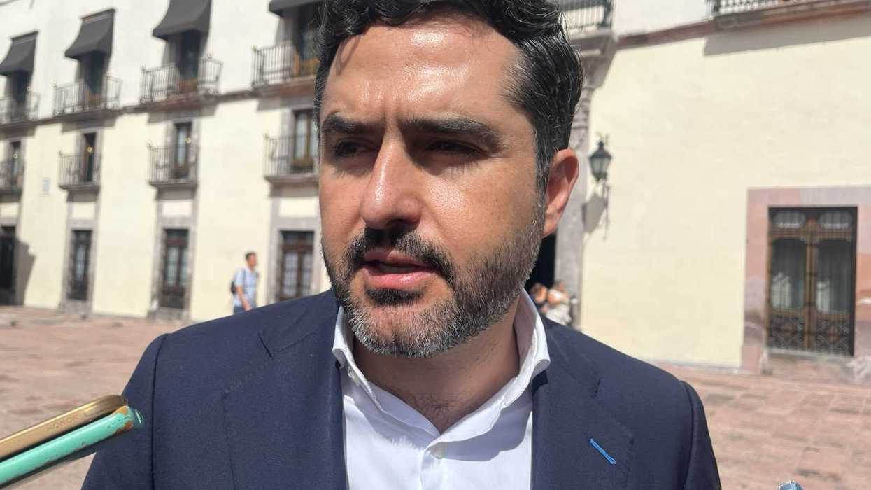 Senador Agustín Dorantes habla con reporteros sobre la Academia Internacional de Capacitación Policial en Querétaro