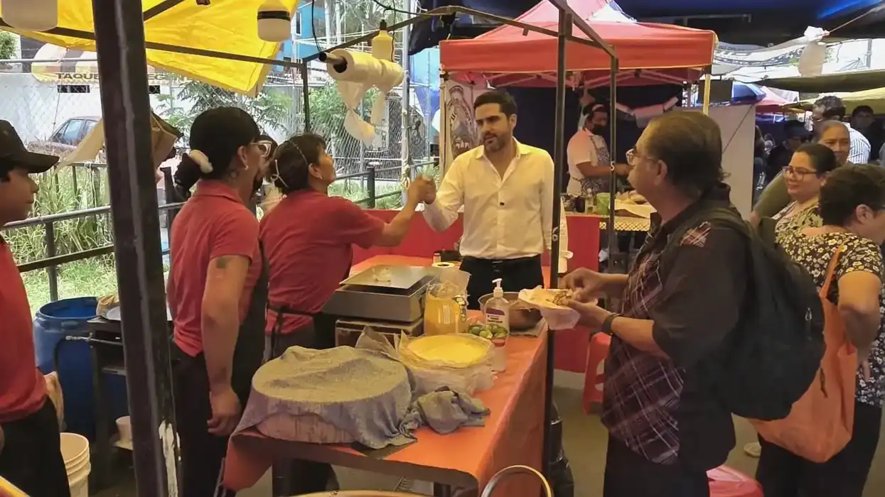 Senador Agustín Dorantes Lámbarri conversa con comerciantes en el Tianguis de El Tintero, Querétaro