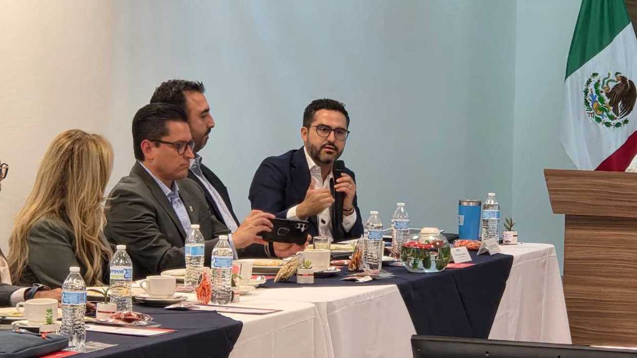 Senador Agustín Dorantes Lámbarri habla con micrófono ante la Comisión de Educación de COPARMEX en UNIPLEAD Querétaro