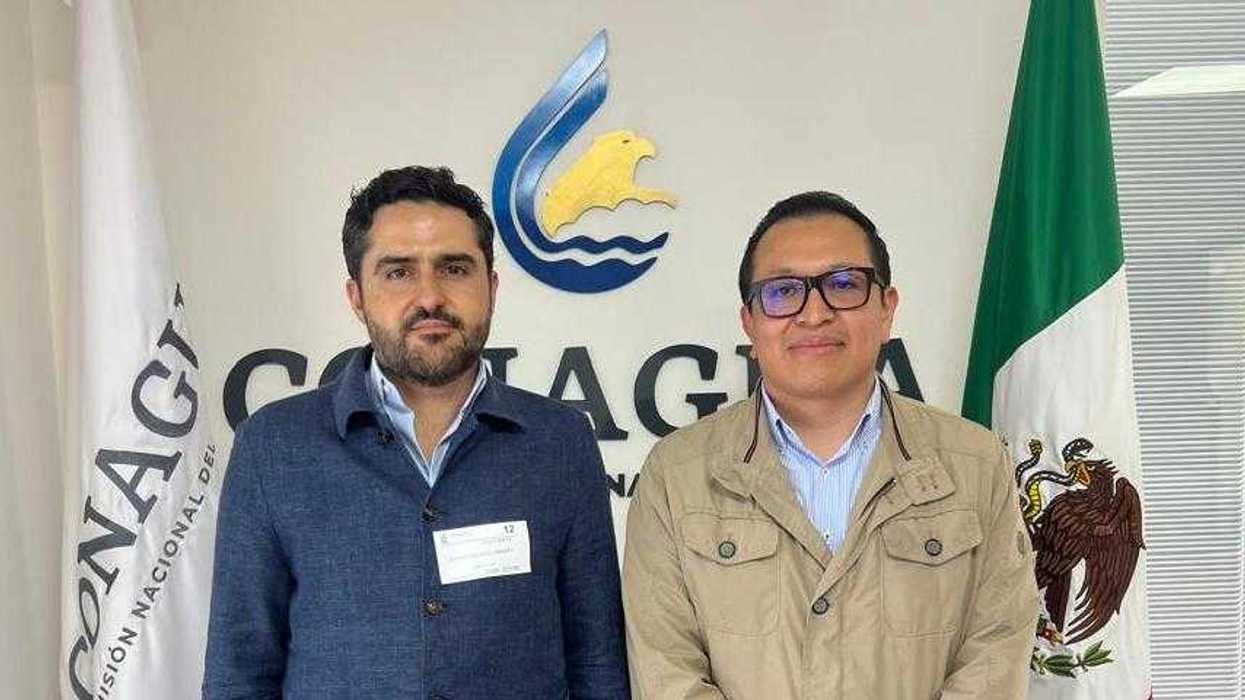 Senador Agustín Dorantes Lámbarri y Oscar Zavala Gamboa, Subdirector General Jurídico de CONAGUA, durante reunión de gestión sobre concesiones de agua para productores del campo queretano.