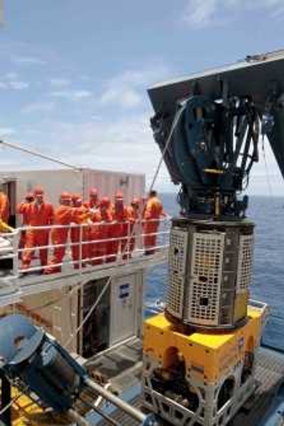 SENADORES RECORREN PLATAFORMA PETROLERA