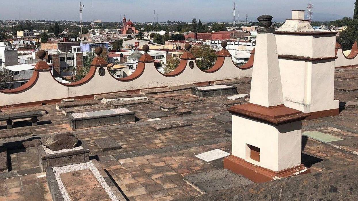 Sepulturas del antiguo panteón de la Santa Veracruz, con vista a San Juan del Río, sede del Museo de la Muerte