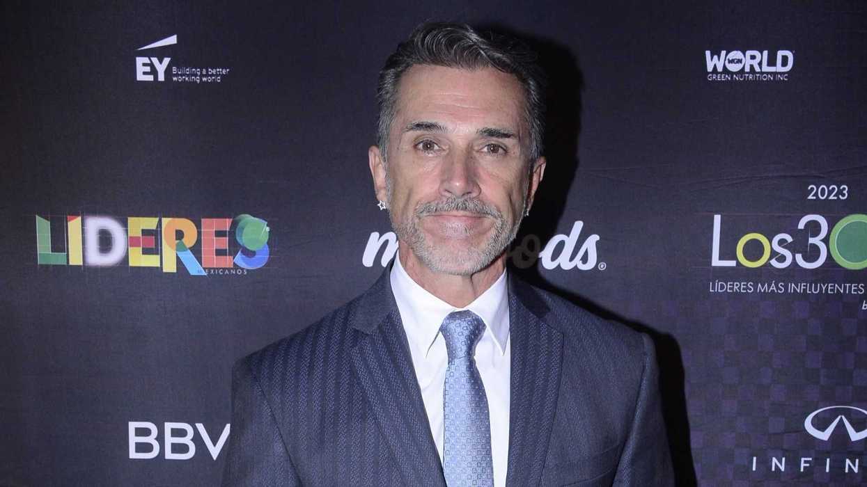 Sergio Mayer levanta la mano para ayudar a Alicia Villarreal en su denuncia contra Cruz Martínez. Foto: Ilustrativa/ Agencia México.