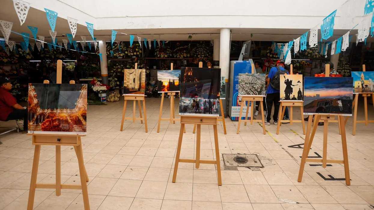 Serie de fotografías montadas sobre mamparas en el interior de un mercado de la capital queretana.