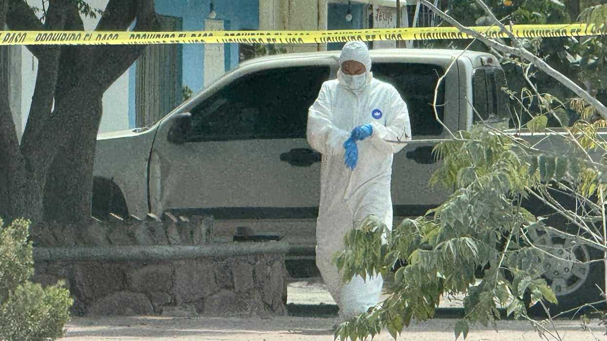 Servicio M\u00e9dico Forense retira cuerpo de la batea de camioneta Chevrolet Colorado con placas K09-XUZ del Estado de M\u00e9xico, abandonada en comunidad de Vista, San Juan del R\u00edo, Quer\u00e9taro