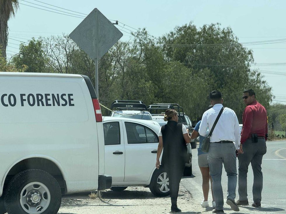 Servicio M\u00e9dico Forense retira cuerpo de la batea de camioneta Chevrolet Colorado con placas K09-XUZ del Estado de M\u00e9xico, abandonada en comunidad de Vista, San Juan del R\u00edo, Quer\u00e9taro