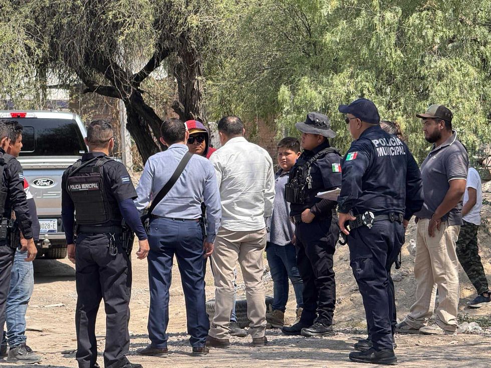 Servicio M\u00e9dico Forense retira cuerpo de la batea de camioneta Chevrolet Colorado con placas K09-XUZ del Estado de M\u00e9xico, abandonada en comunidad de Vista, San Juan del R\u00edo, Quer\u00e9taro