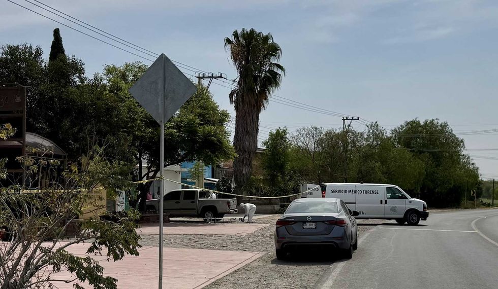 Servicio M\u00e9dico Forense retira cuerpo de la batea de camioneta Chevrolet Colorado con placas K09-XUZ del Estado de M\u00e9xico, abandonada en comunidad de Vista, San Juan del R\u00edo, Quer\u00e9taro