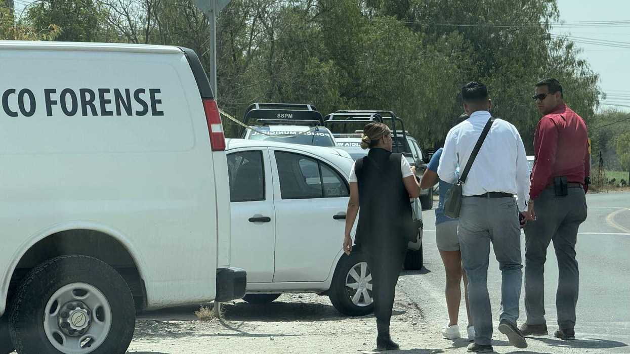 Servicio Médico Forense retira cuerpo de la batea de camioneta Chevrolet Colorado con placas K09-XUZ del Estado de México, abandonada en comunidad de Vista, San Juan del Río, Querétaro