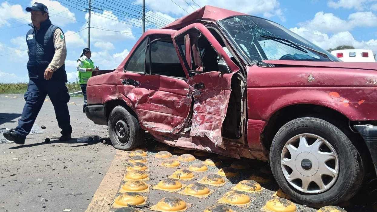 Servicios de emergencia atienden a familia con niños tras impacto lateral de camioneta cablera en carretera federal 120. Foto: Protección Civil.