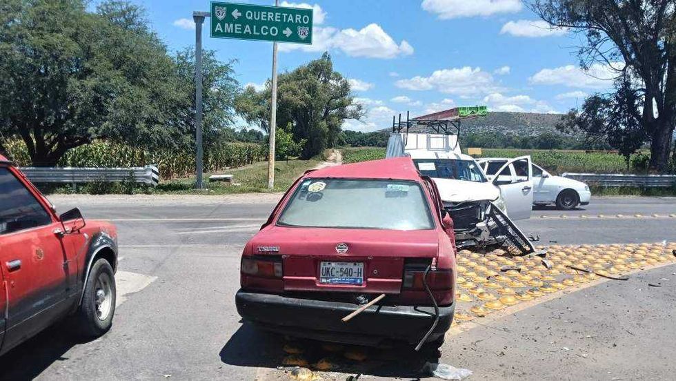 Servicios de emergencia atienden a familia con niños tras impacto lateral de camioneta cablera en carretera federal 120. Foto: Protección Civil.