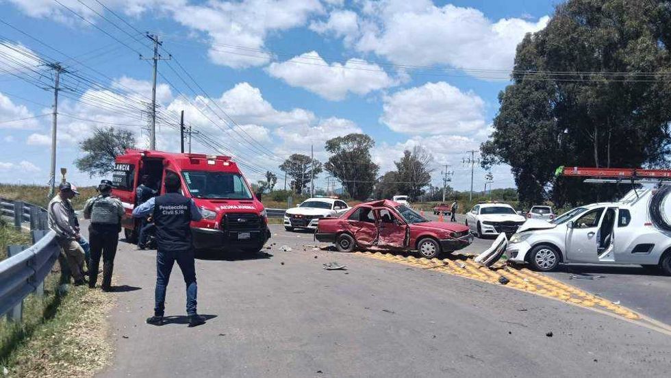 Servicios de emergencia atienden a familia con niños tras impacto lateral de camioneta cablera en carretera federal 120. Foto: Protección Civil.