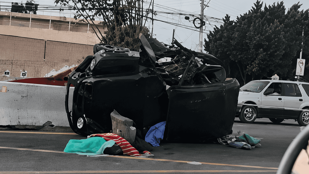 Servicios de emergencia y autoridades atendieron un accidente sobre la carretera Libre a Celaya, en Corregidora, donde una mujer falleció tras la volcadura de un vehículo presuntamente impactado por alcance.