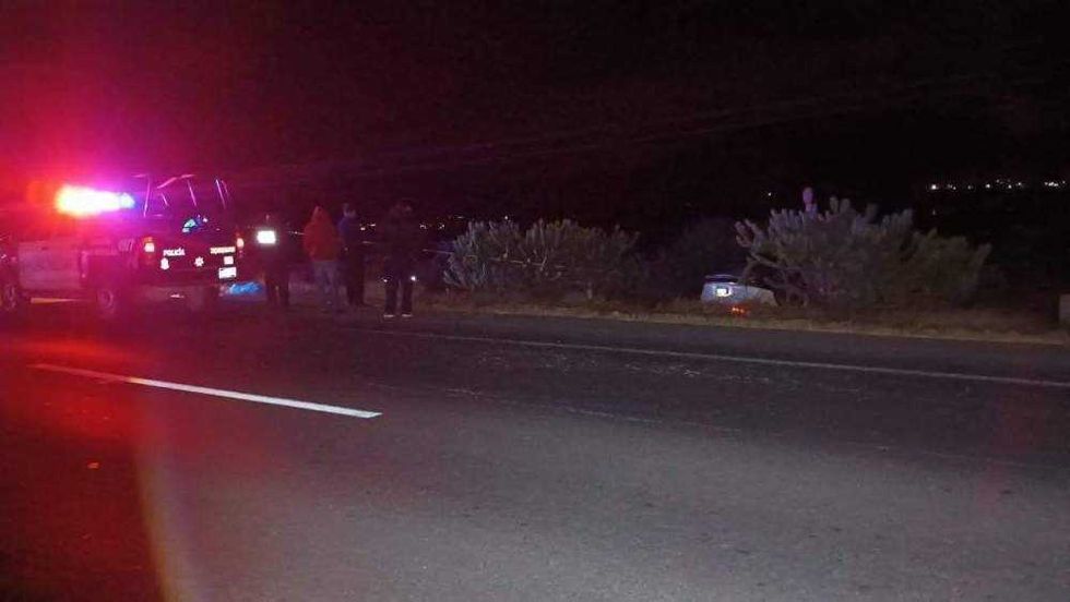 Servicios de emergencia y elementos de la Fiscalía trabajaron en el sitio del accidente durante las primeras horas de la madrugada.