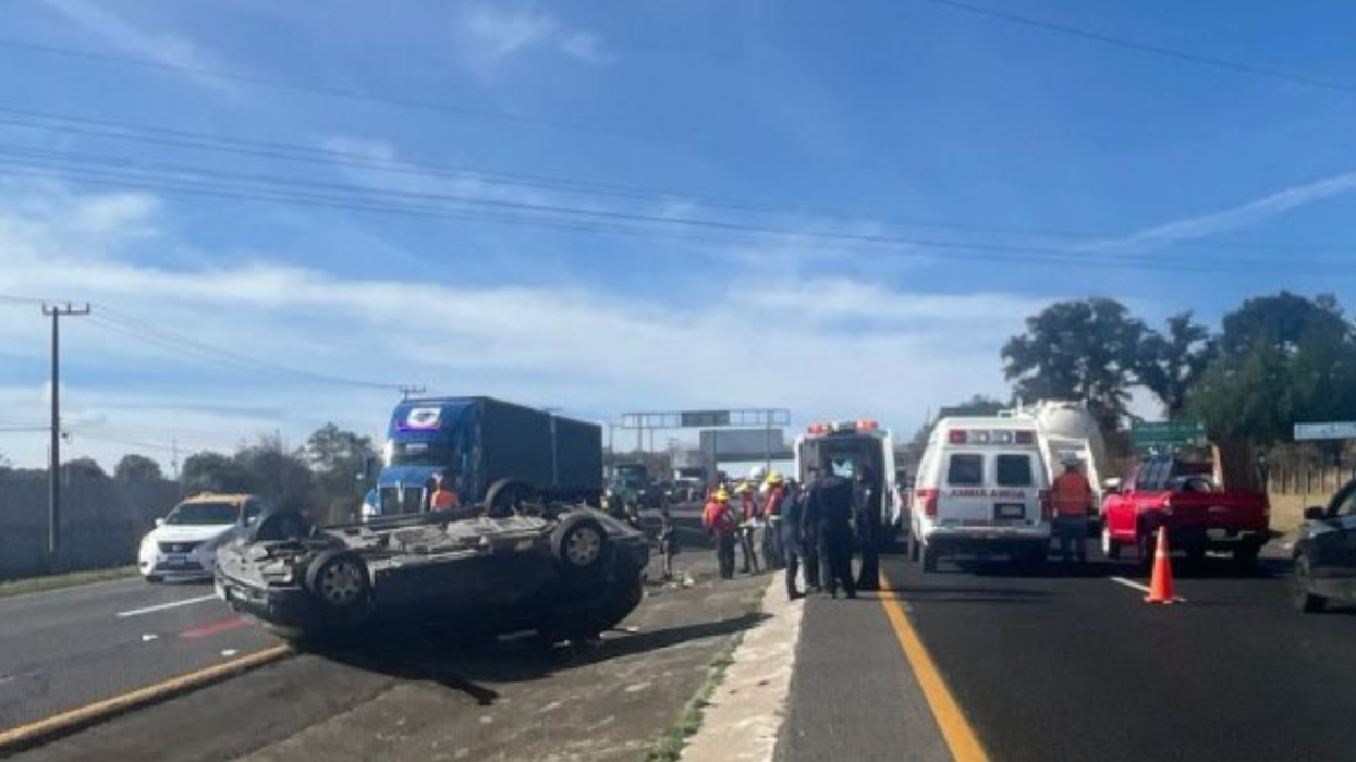 Servicios de emergencia y Guardia Nacional atienden el accidente vial cerca del km 082 de la carretera federal.