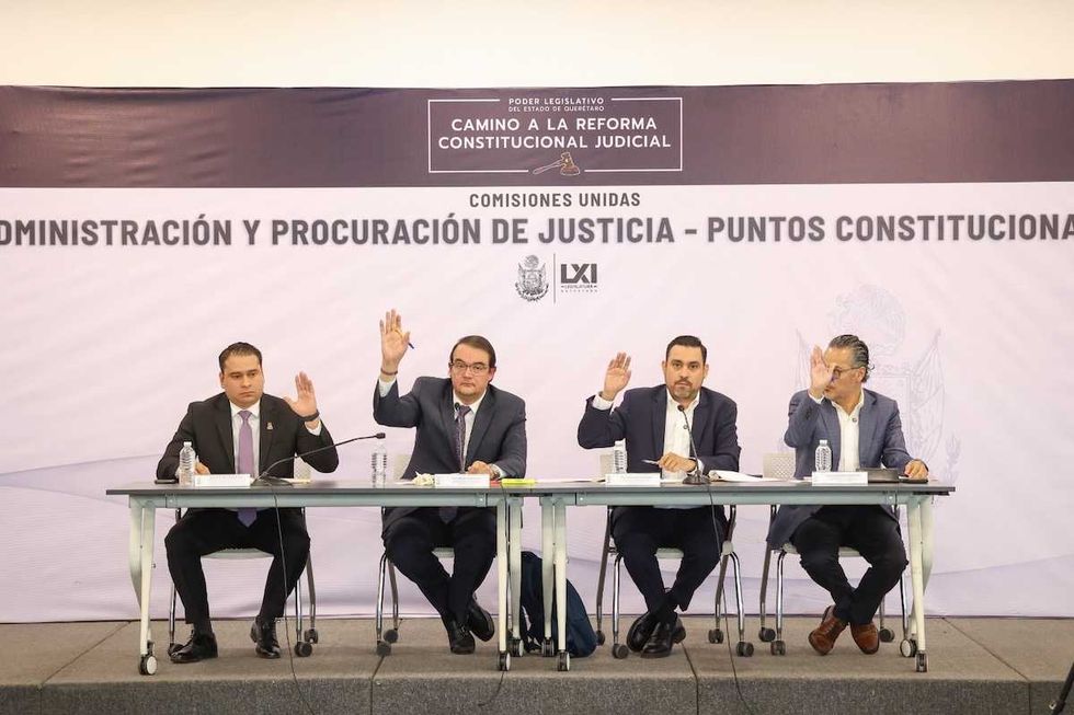 Sesi\u00f3n de comisiones del Congreso de Quer\u00e9taro sobre reforma judicial con diputados en mesa de trabajo