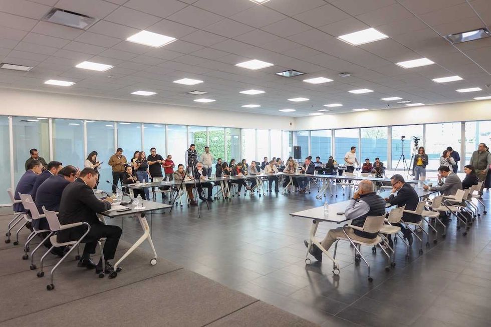 Sesi\u00f3n de comisiones del Congreso de Quer\u00e9taro sobre reforma judicial con diputados en mesa de trabajo