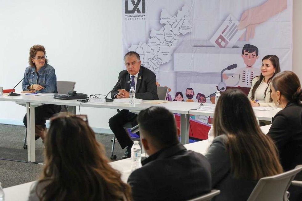 Sesi\u00f3n de la Comisi\u00f3n de Gobernaci\u00f3n de la LXI Legislatura de Quer\u00e9taro con diputados y representantes municipales en la mesa de trabajo