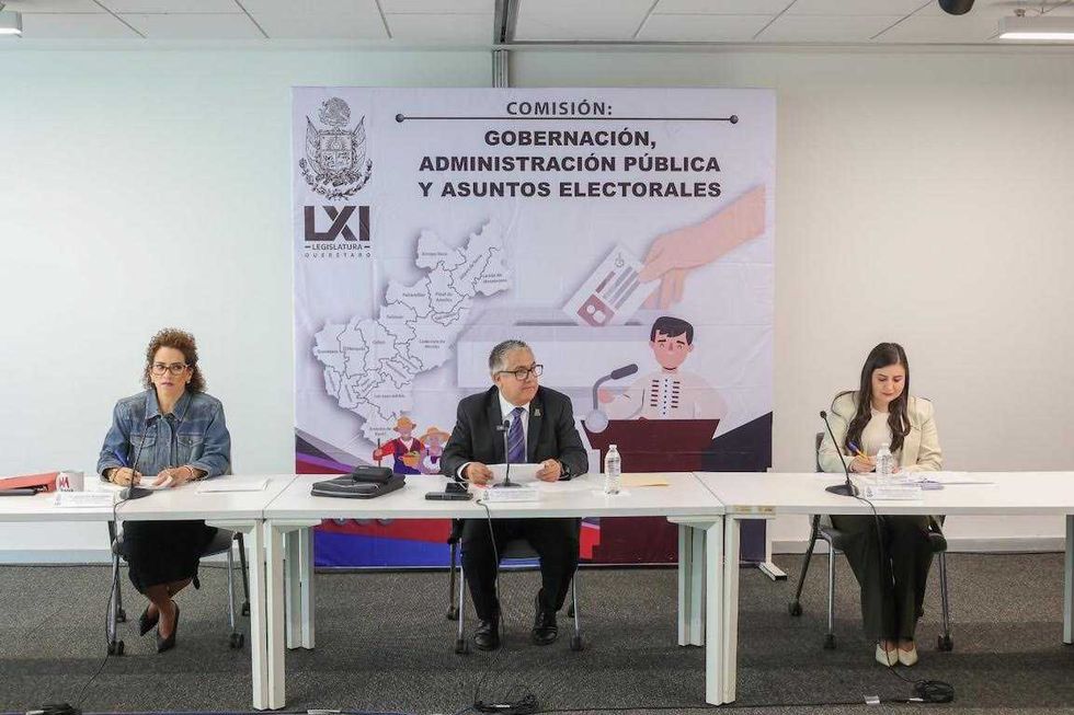 Sesi\u00f3n de la Comisi\u00f3n de Gobernaci\u00f3n de la LXI Legislatura de Quer\u00e9taro con diputados y representantes municipales en la mesa de trabajo