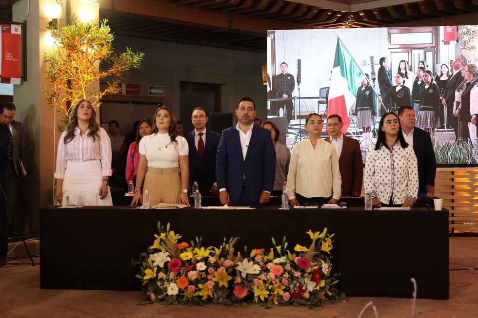 Sesi\u00f3n del Pleno del Congreso de Quer\u00e9taro celebrada en Tequisquiapan con presencia del alcalde H\u00e9ctor Maga\u00f1a Renter\u00eda