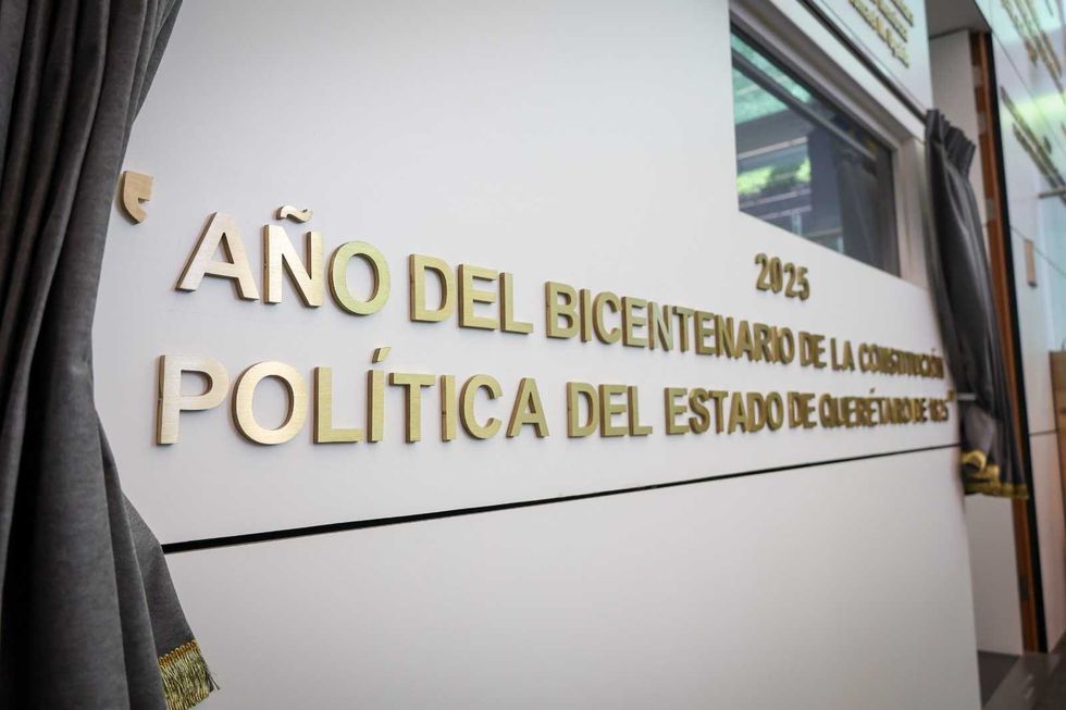 Sesi\u00f3n Solemne en el Congreso de Quer\u00e9taro para develar letras doradas por el bicentenario de la Constituci\u00f3n Pol\u00edtica del Estado de 1825