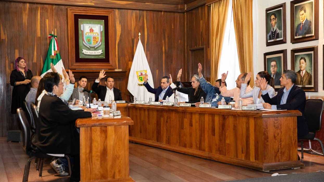 Sesión de cabildo del Ayuntamiento de San Juan del Río donde se aprobaron 74 millones de pesos en obras públicas para 2026
