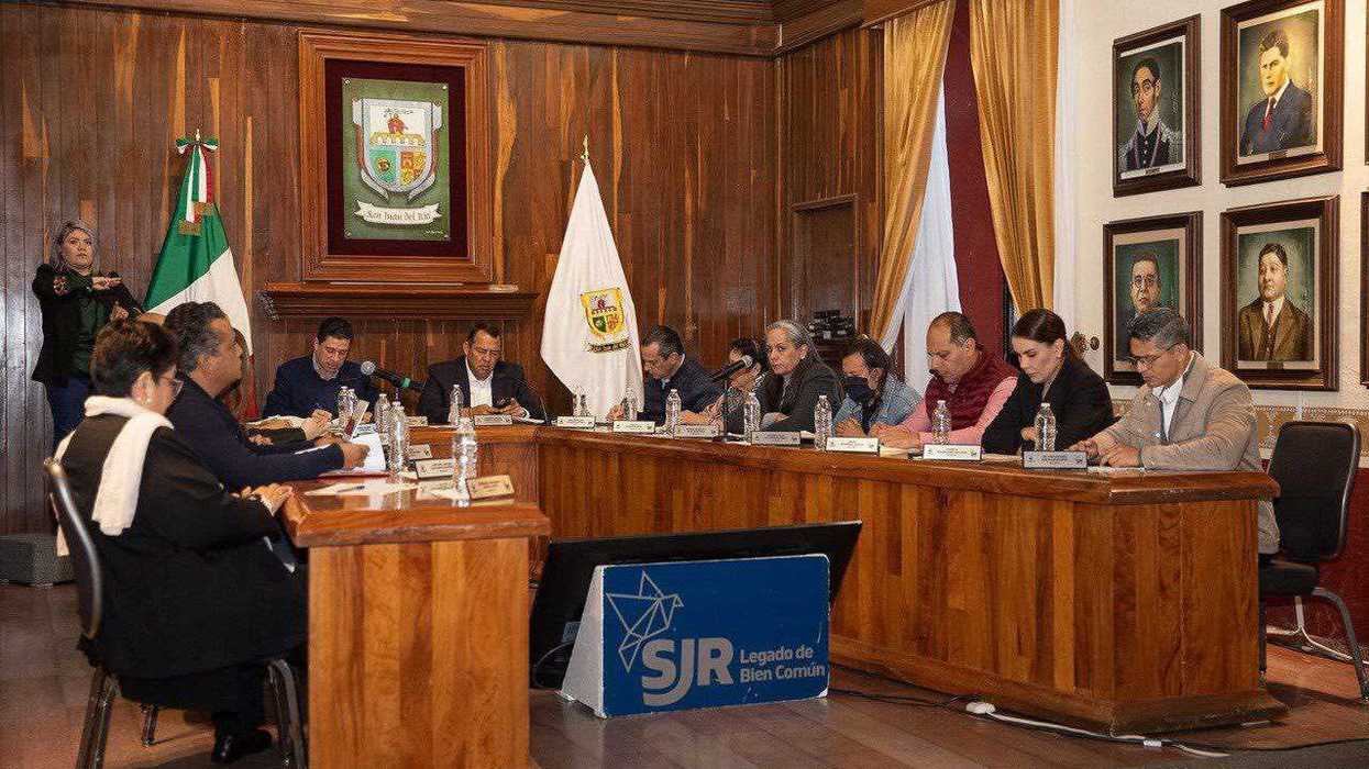 Sesión de cabildo del Ayuntamiento de San Juan del Río donde se aprobó programa de desarrollo urbano en Querétaro