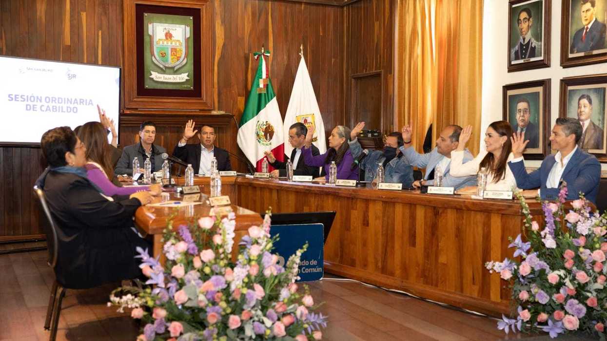 Sesión de cabildo del Ayuntamiento de San Juan del Río Querétaro celebrada el 26 de marzo de 2026, con 14 integrantes presentes