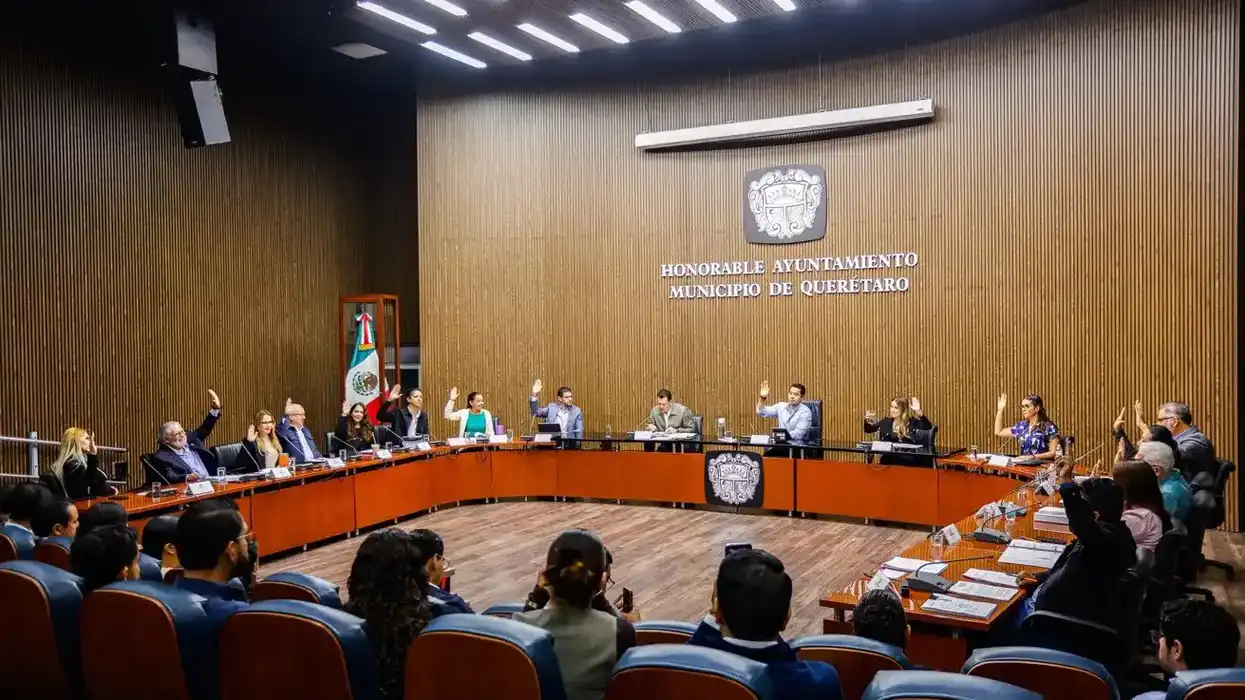 Sesión de Cabildo del municipio de Querétaro con regidores votando a mano alzada