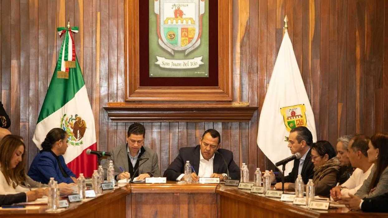 Sesión de Cabildo en San Juan del Río donde se aprobó reconocimiento público a la Secundaria Antonio Caso por su 75 aniversario