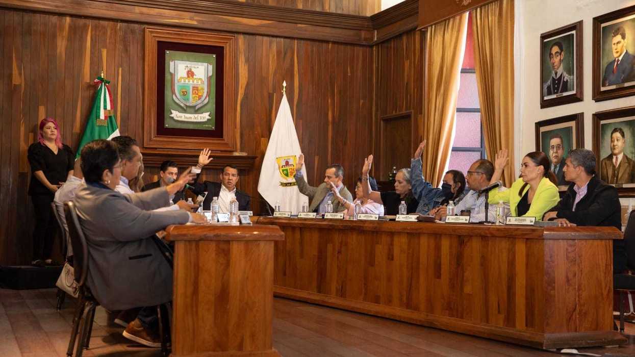 Sesión de cabildo en San Juan del Río donde se aprueba representación legal externa para tribunales.