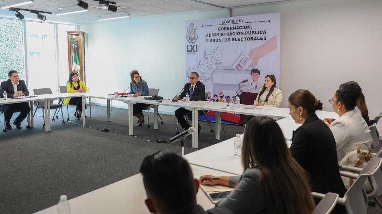 Sesión de la Comisión de Gobernación de la LXI Legislatura de Querétaro con diputados y representantes municipales en la mesa de trabajo